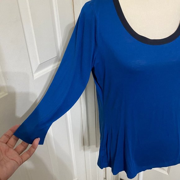 Ann Taylor M Light Weight Top with Layered Back - Picture 2 of 9